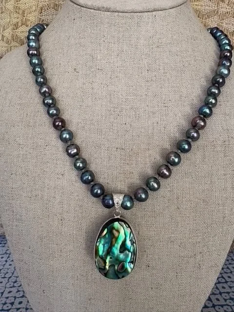 ππWhere East and West converge in a flash of coastal cool you’ll find @silkroaddesigns !
Marcia McNally creates sea glass, silver, pearl, leather, and silk into stunning handcrafted jewelry as unique and beautiful as a day at the ocean. π