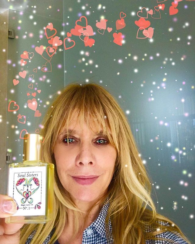 💕 Our beautiful soulsister @rosannaarquette knows the perfect way to celebrate Valentine&rsquo;s Day #rosannaharquette #soulsister #valentinesdaygift #perfumedegardenia