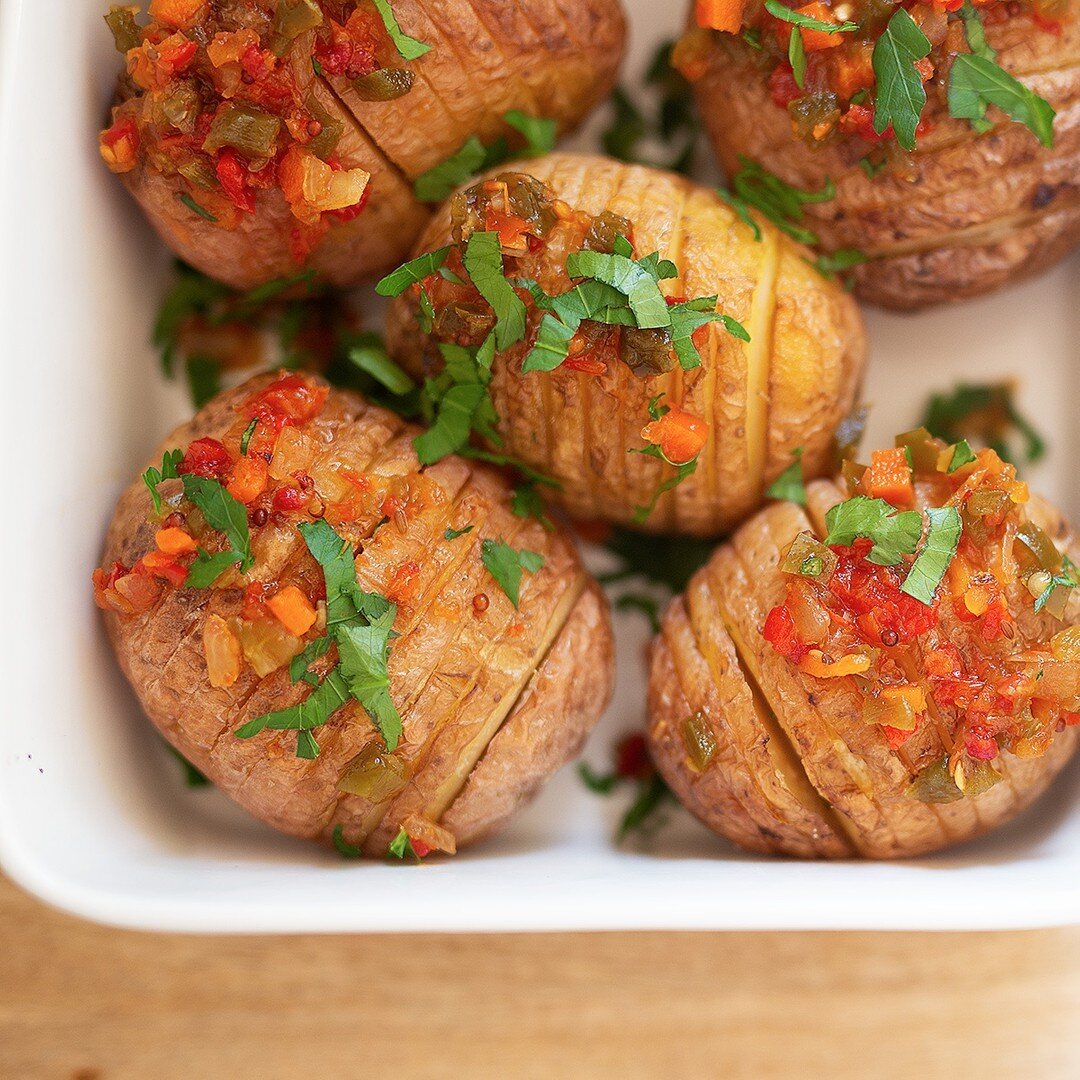 Hasselback Potatoes with Jalapeno Relish 🥔 ​​​​​​​​
​​​​​​​​
Crisp-tender, garlicky, sweet and spicy hasselback potatoes make for the perfect side dish.​​​​​​​​
​​​​​​​​
INGREDIENTS​​​​​​​​
6 medium Red Royale potatoes, halved lengthways​​​​​​​​
oli