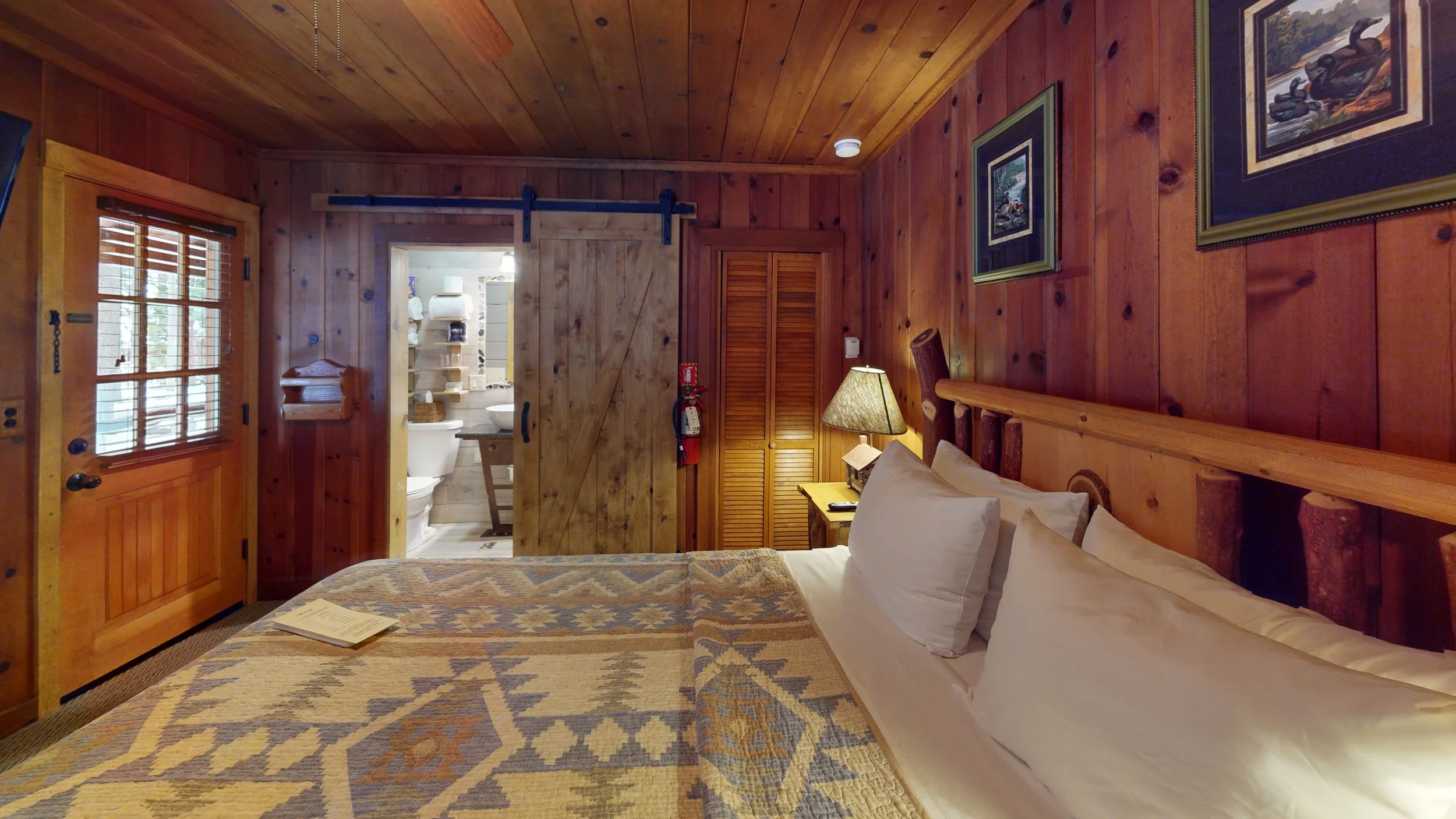 20240107CottageInn_CozyCornerBedroom(2).jpg