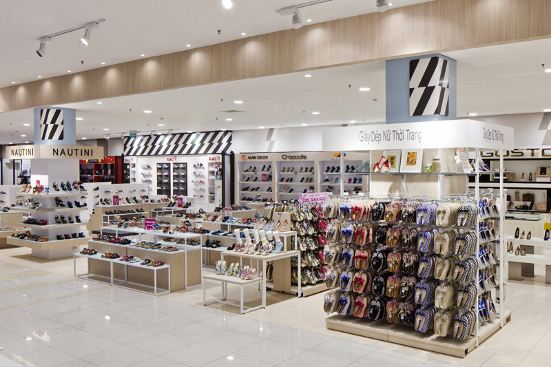 シューズ売り場：女性のヒールの傾きから連想させてパターンを制作。