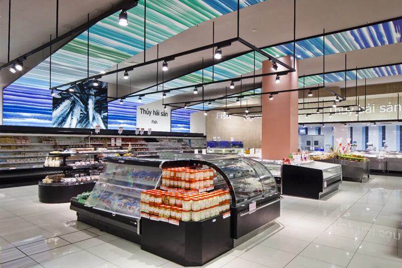 魚介類のコーナーは海をイメージした青のグラデーションを採用