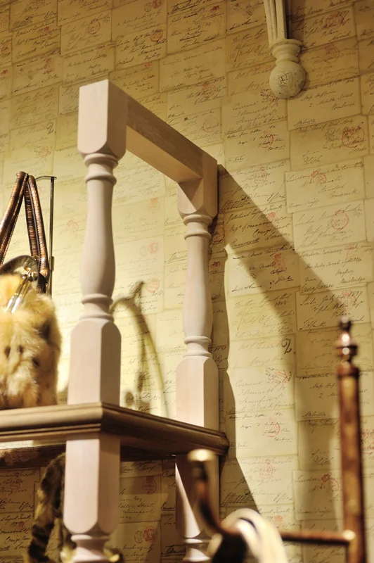 古い手紙をモチーフにした壁紙をとりいれる。時を刻む空間。