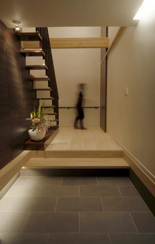 玄関：家の空間を水平垂直につなげている。