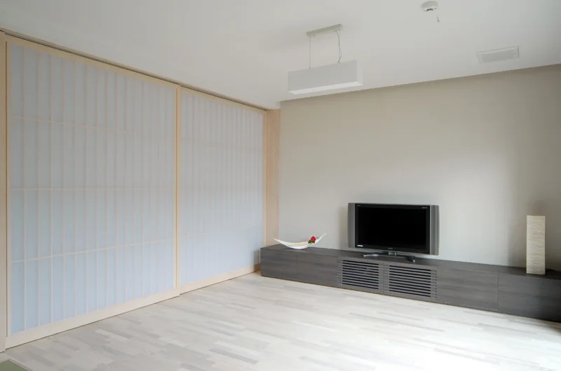 リビングルーム：一枚/W1800 H2500の扉が3枚。開けるとダイニングルームとつながっている。