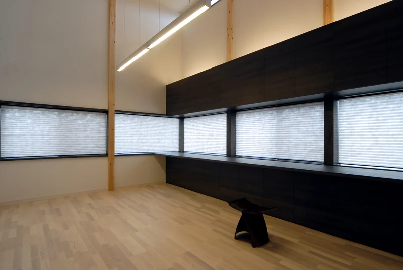 二階の父の書斎。窓を生かした家具の構成。照明は、高さを生かした間接照明、