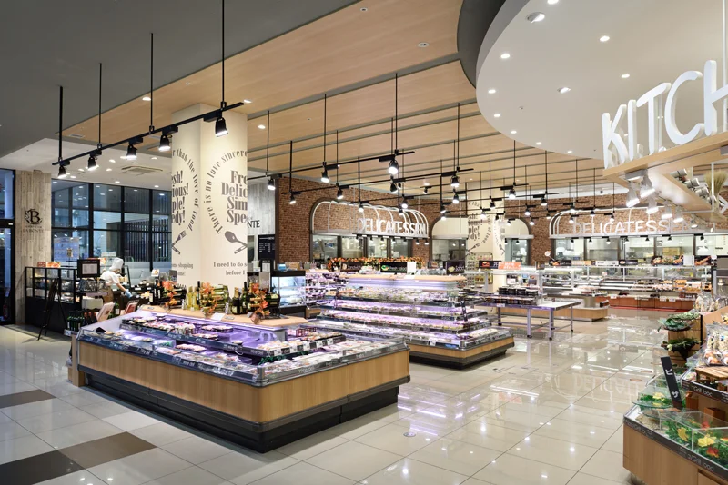 メインエントランス横には、すぐに惣菜売り場があり、中食を強調しています。