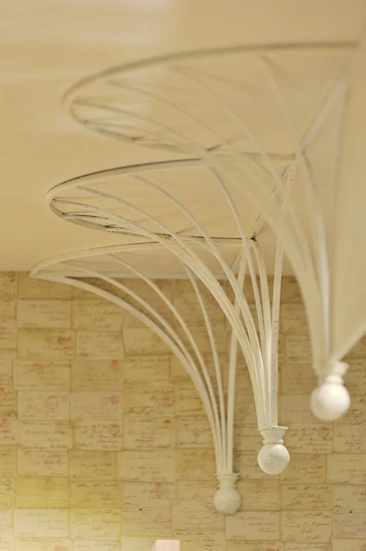 ファサードにある印象的なアーチ。パリの伝統的な柱の装飾から引用する。