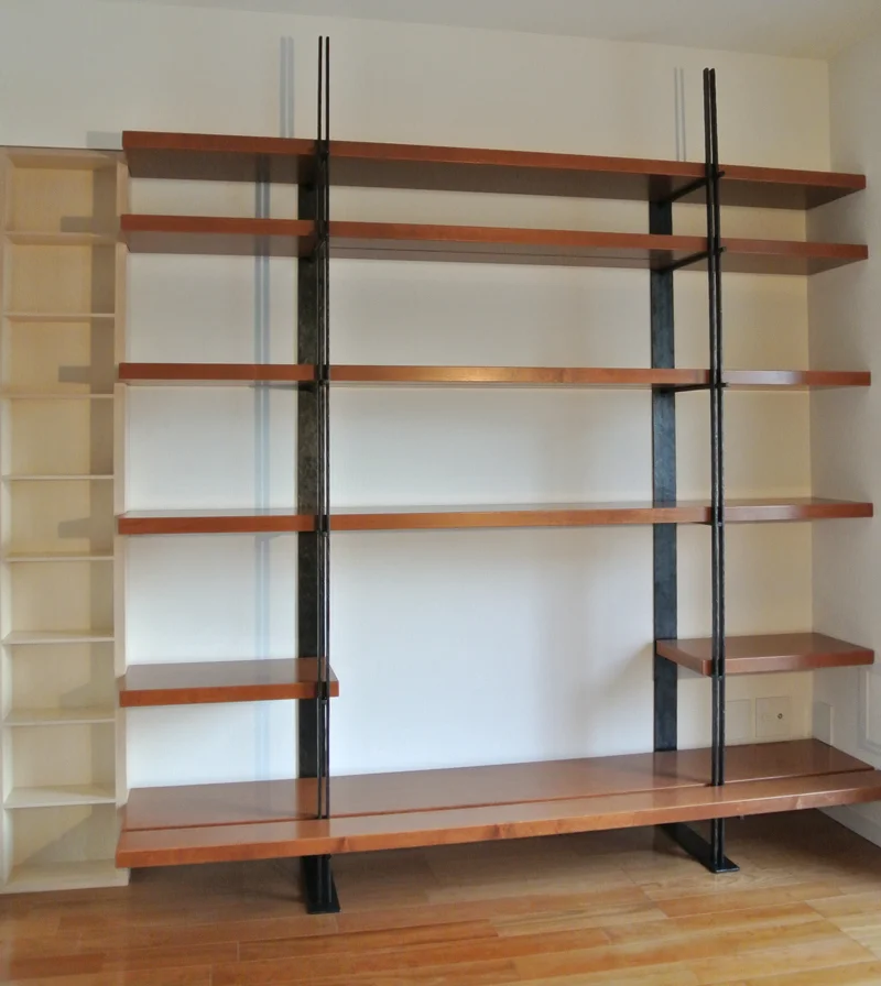 二本の構造体を大胆に見せている。