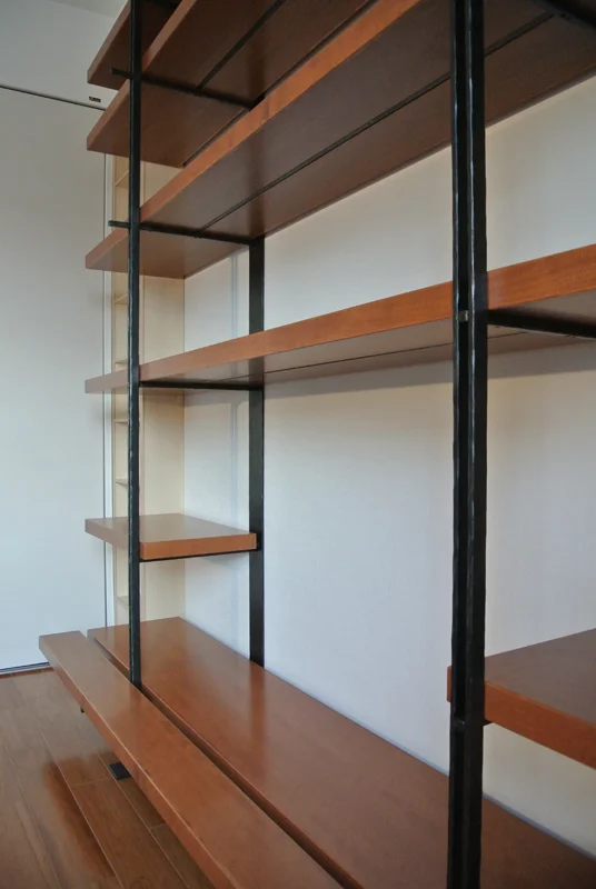 フレームは、サンダー凹凸をつけ、金物に温かみをプラスしている。