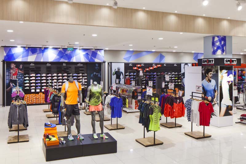 スポーツ売り場：躍動感あふれるパターンを採用。