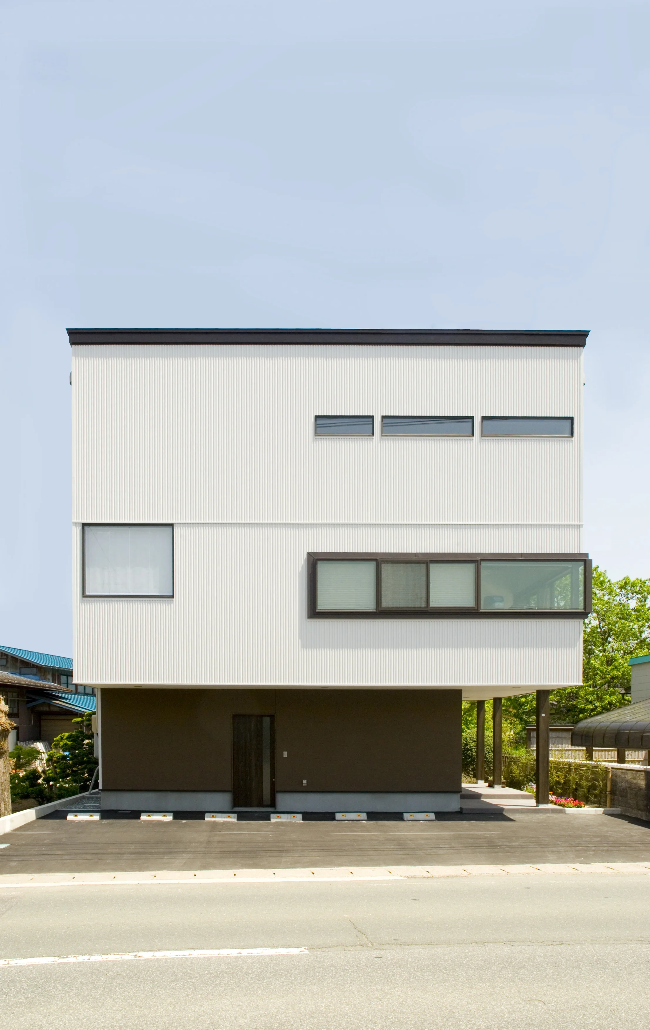 西側外観。二階部分が前面に飛び出し。浮遊感を出しています。