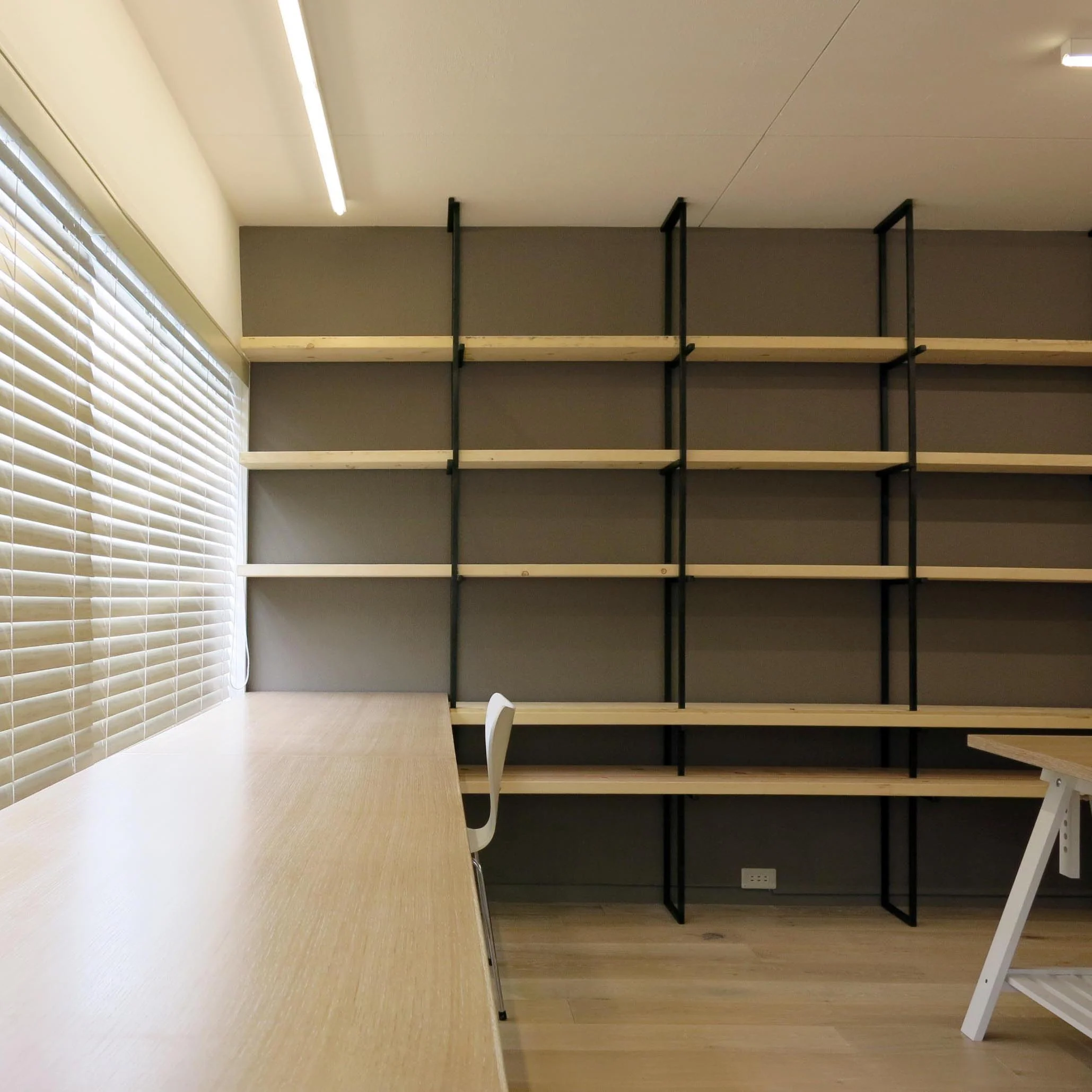 テーブルと棚もシステムの一部