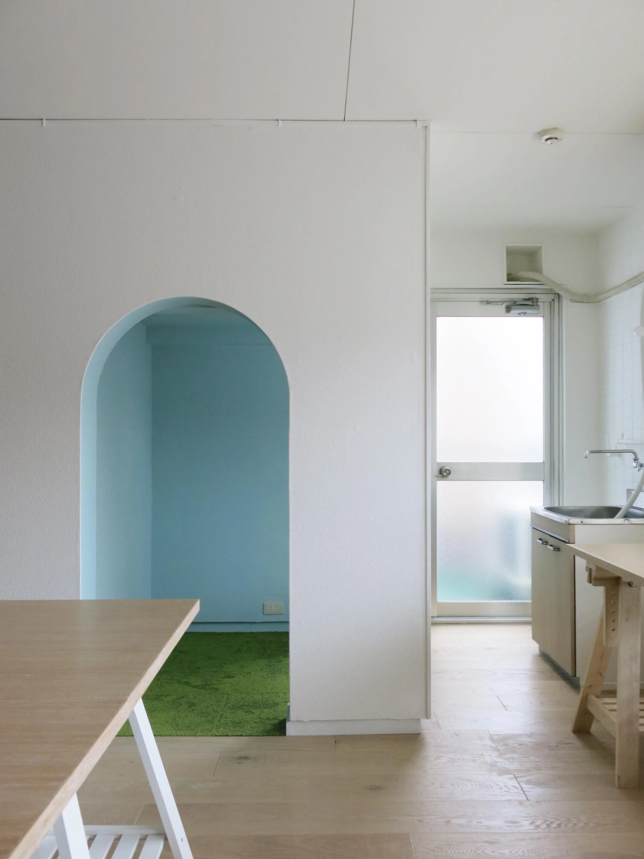 アーチの小部屋は、空の青。大地の森を表現。気球から見える風景である。