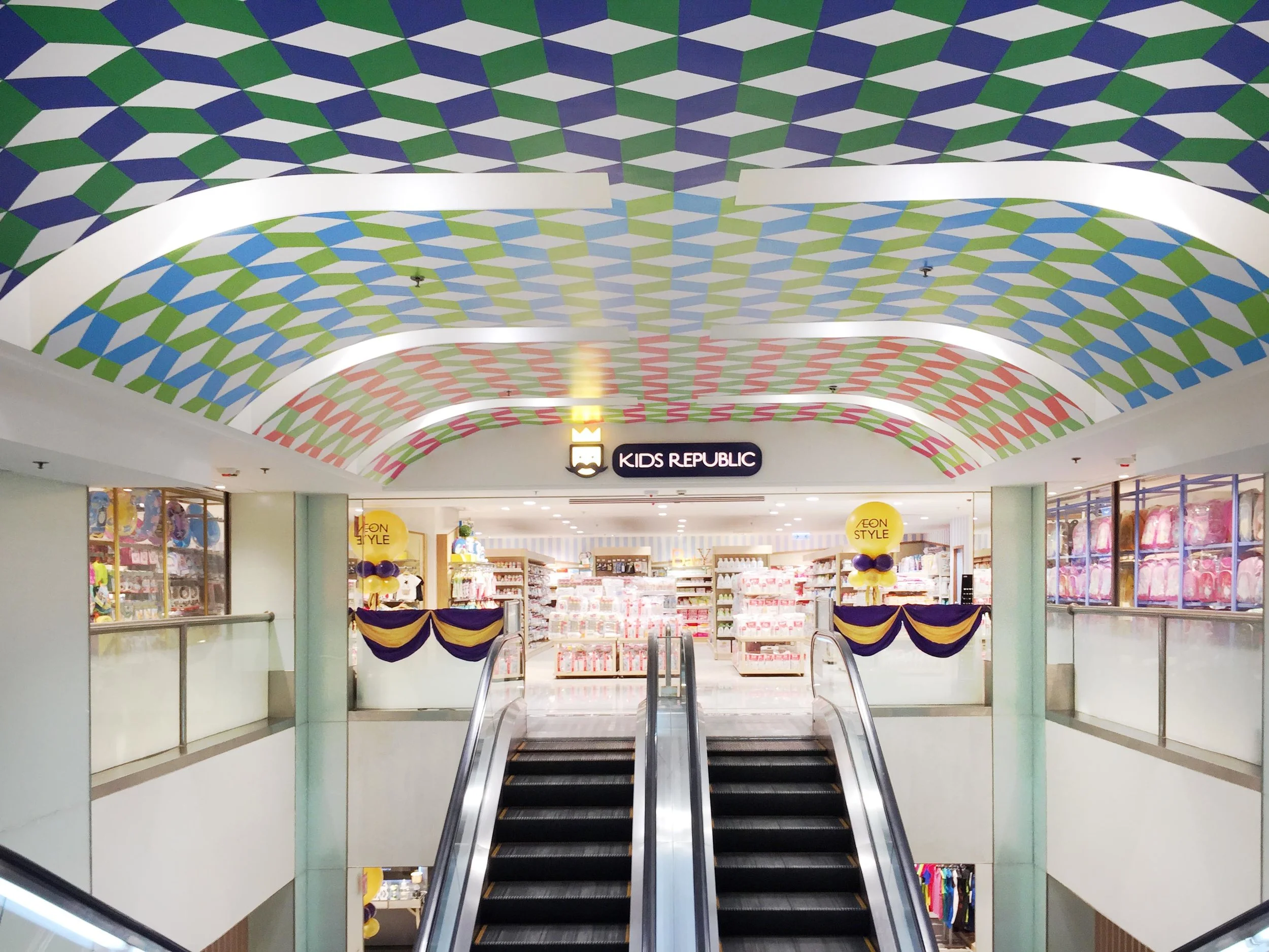 KIDS REPUBLICのフロアーをイメージしてインパクトあるパターンを展開