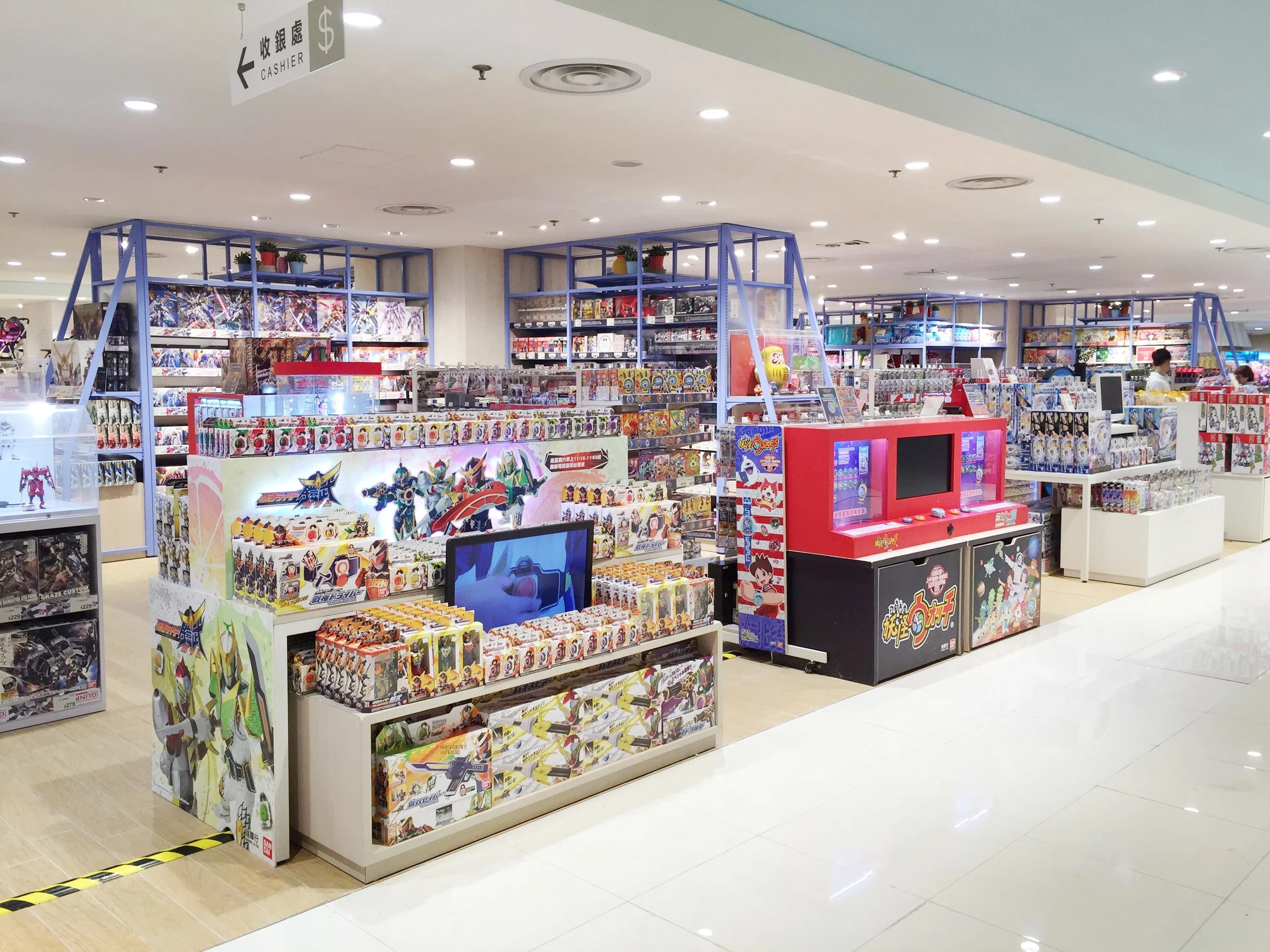 キッズ玩具コーナー＿ブルーのフレームが印象的