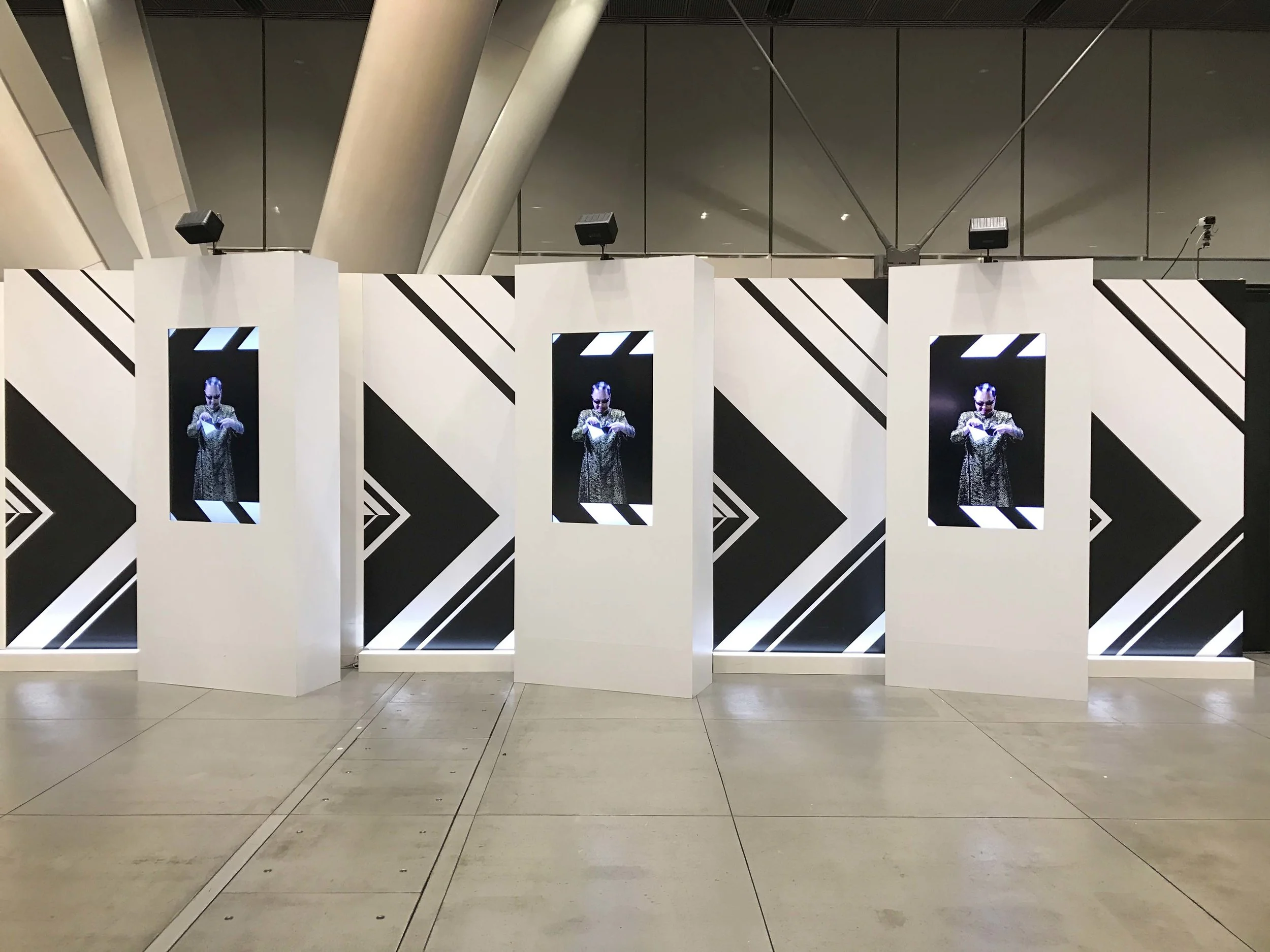 東京国際フォーラム：導入通路壁面