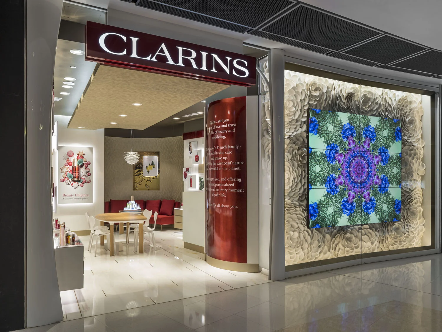 入り口曲面の壁面は、箔一による特注素材