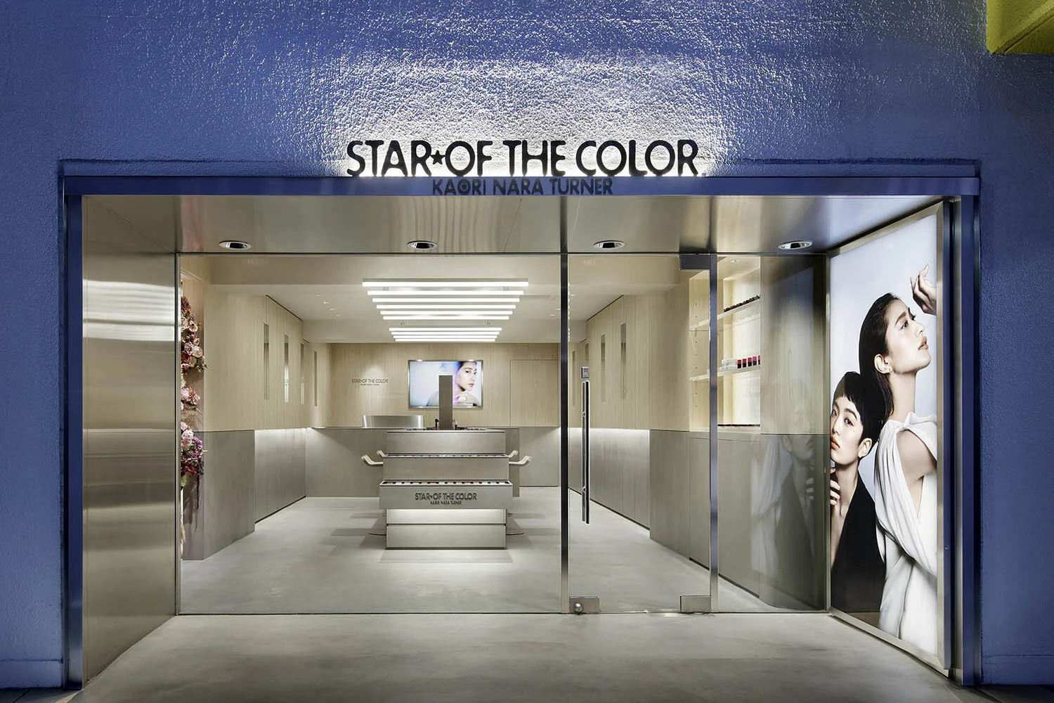 店舗外観：上下２トーンに素材を分け、素肌が綺麗に輝く店舗づくり