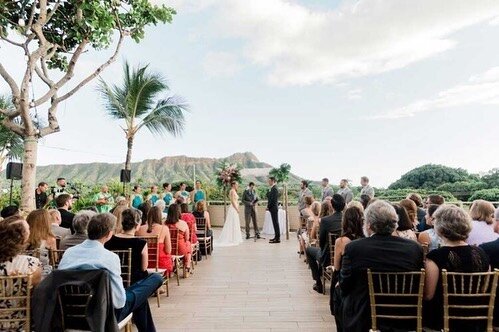 Having both an indoor and outdoor option for your wedding day is always good to consider! @thebesthawaiiwedding has a variety of options for you!