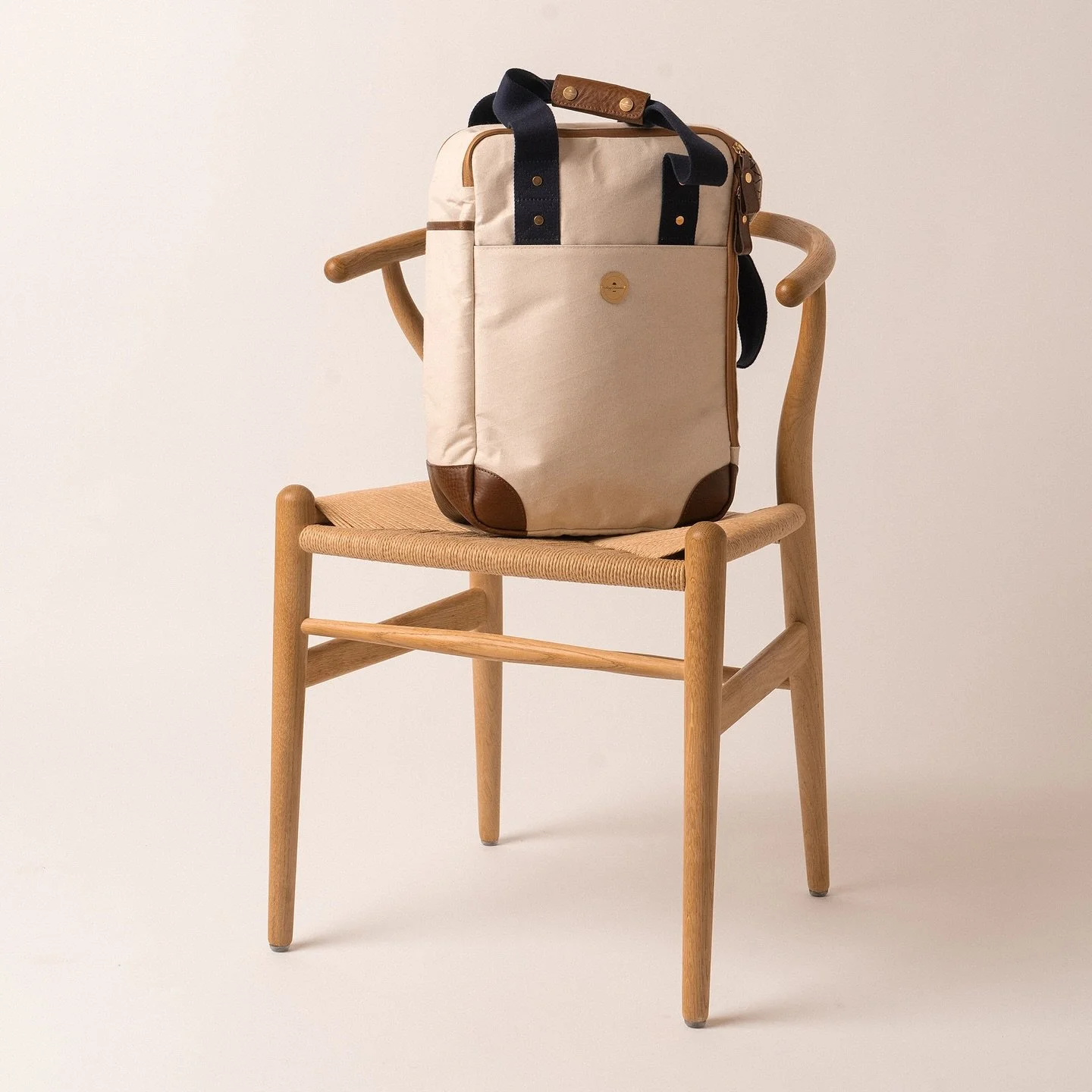 Meet the new CityPack Cream Pearl 1.0!
Light as a feather and 100% waterproof. Inspired by sailcloth technology, it keeps your essentials safe and in style, wherever the day takes you.
 .

.

.
 #CityPack #CreamPearl #Collection25 #SustainableStyle #