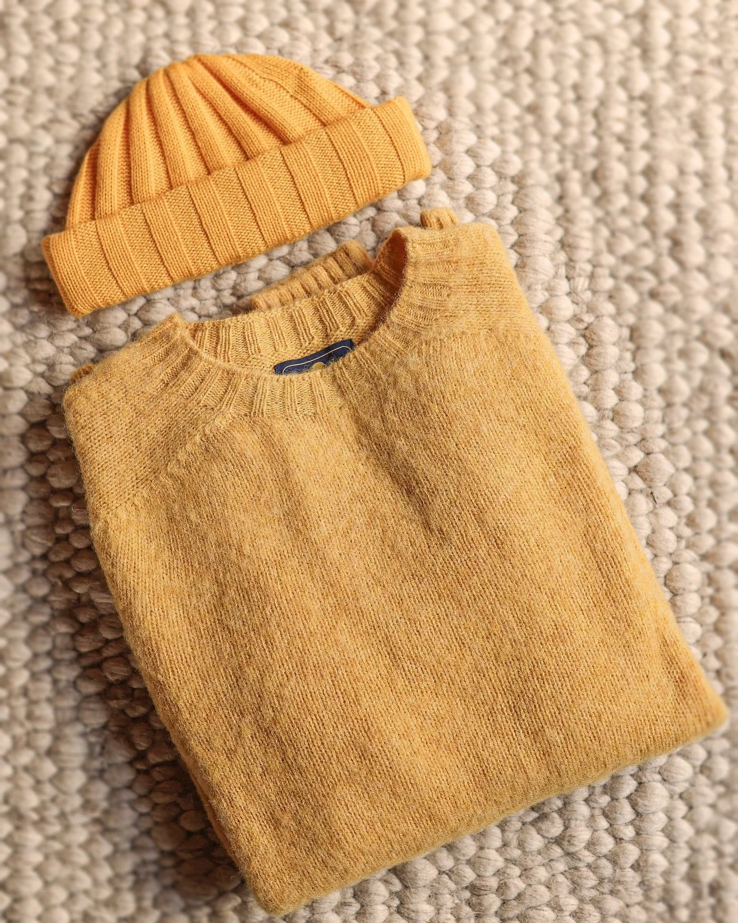 Crafted from 100% pure new wool, the Shetland jumper exhibits exceptional Scottish craftsmanship, featuring an elegant brushed finish that has been meticulously worked for a pleasingly shaggy texture, enhancing the overall fabric. This beautiful piec