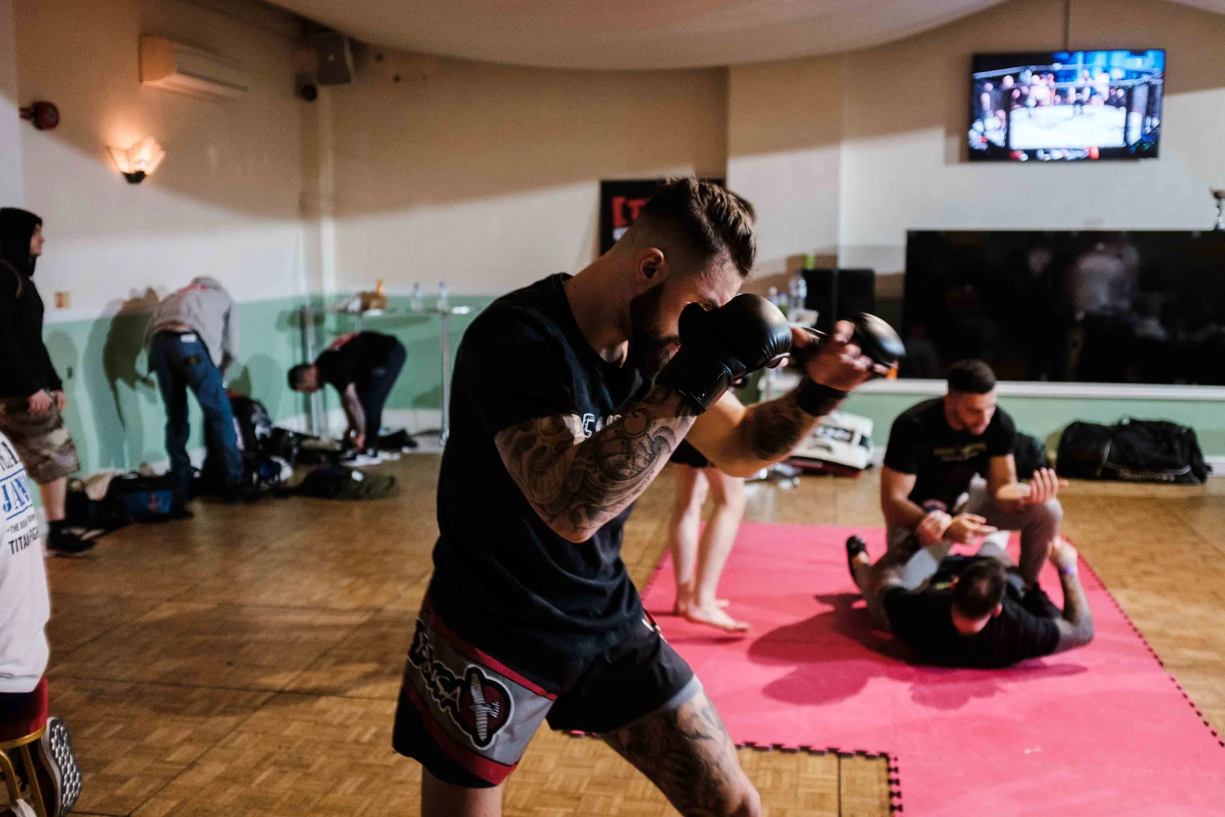 into the cage-8903.jpg