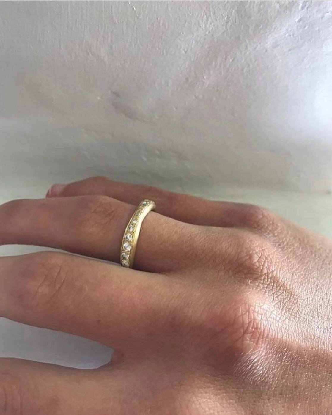 18ct yellow gold wavy ring ~ with pav&eacute; set white diamonds