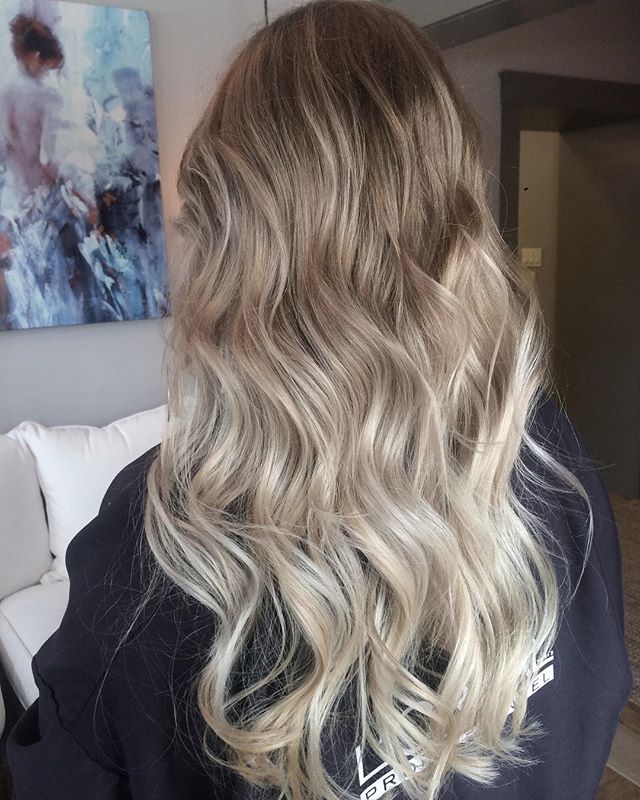 December is booking up fast! Call today to ensure you get you’re Christmas hair! Root melt by stylist @hairbykelseybiron