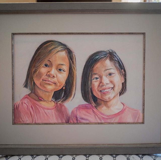 Thanks for putting the final stroke on the girls&rsquo; portraits through such elegant framing, @_the.looking.glass 😊! Love how the frame makes the girls&rsquo; #doubleportrait feel held snugly yet expansively at the same time. Swipe to see the pain