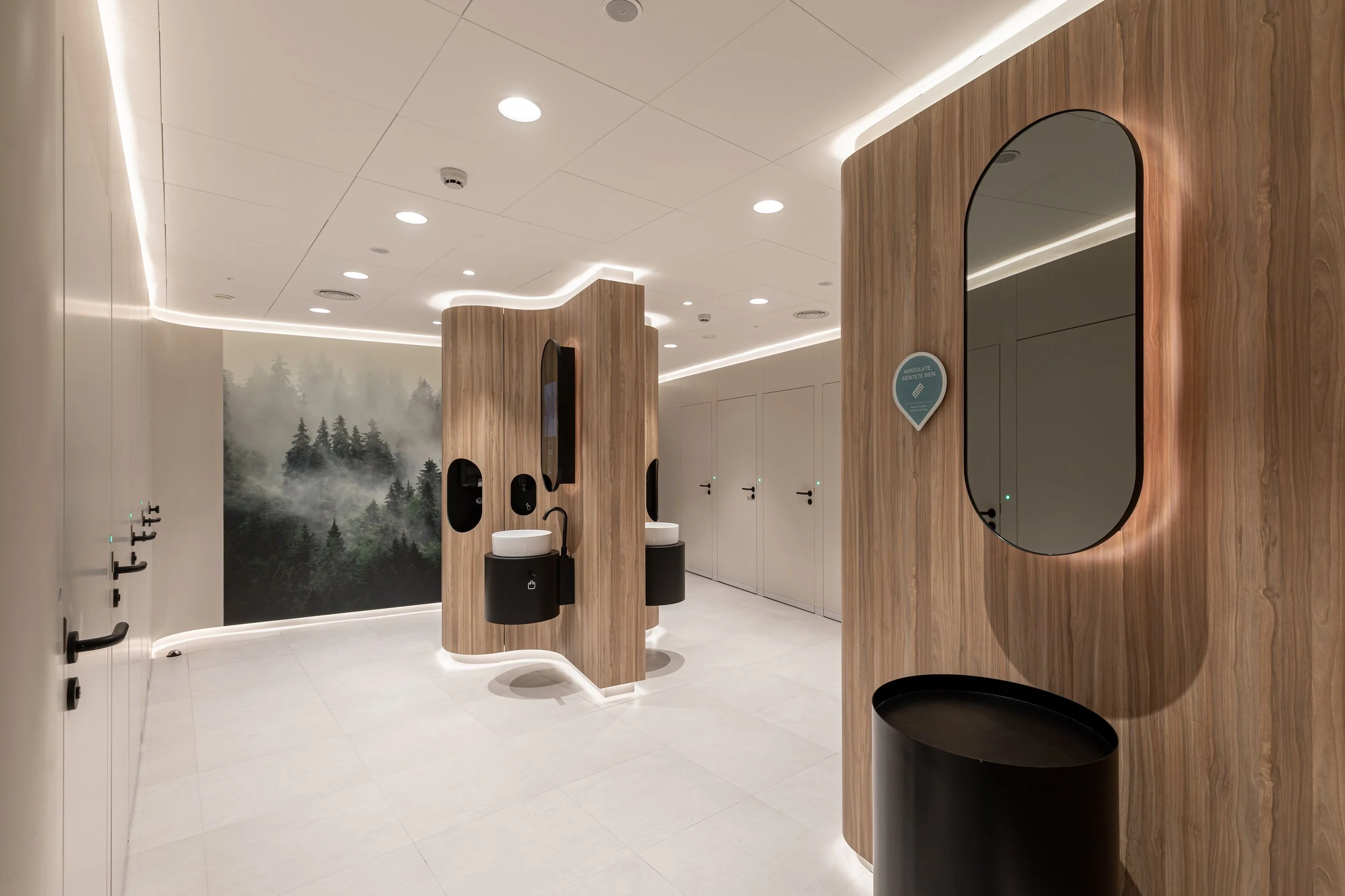ONE_HUNDRED_RESTROOMS_20211222_MADRID_ATOCHA_CERCANIAS_HEROES·AGENCY·EU_©2021_MARTIN_MENDEZ__ERO1733.jpg