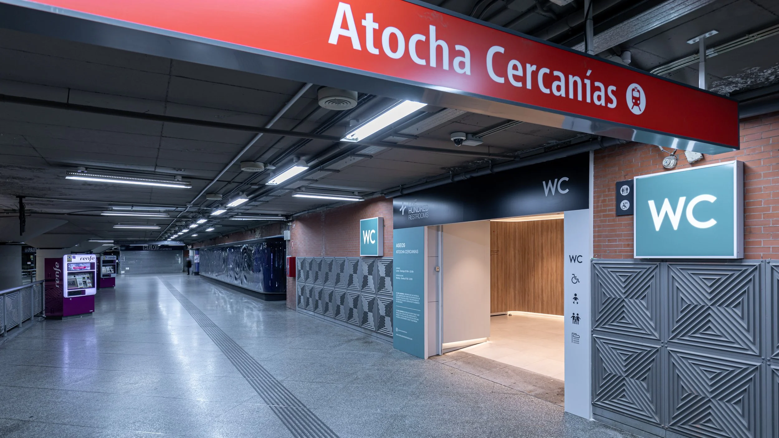 ONE_HUNDRED_RESTROOMS_20211222_MADRID_ATOCHA_CERCANIAS_HEROES·AGENCY·EU_©2021_MARTIN_MENDEZ__ERO1994-2.jpg