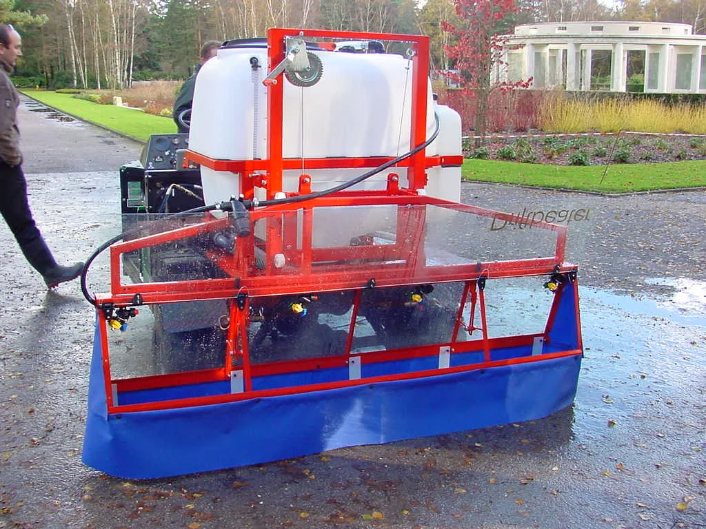 Clear screen hinges upwards for total nozzle access - 24cm compact fold
