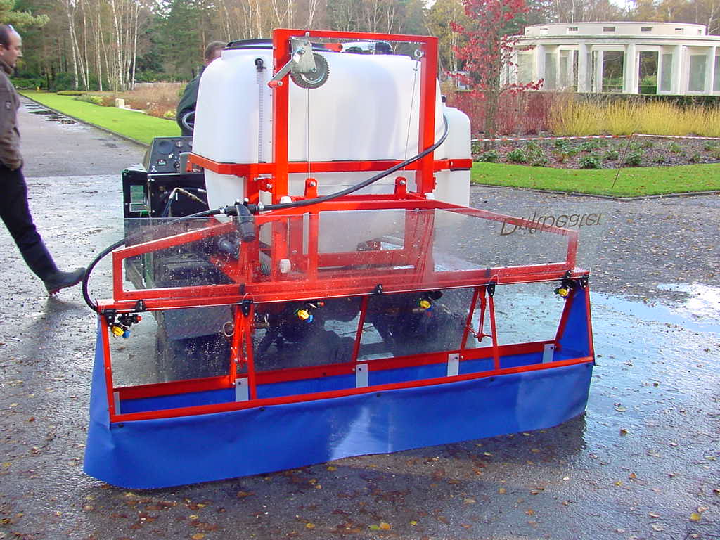 Clear screen hinges upwards for total nozzle access - 24cm compact fold