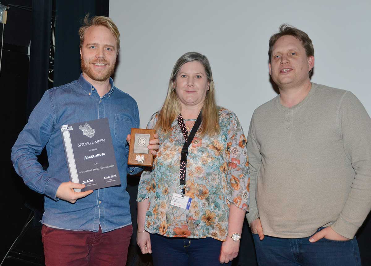 Mikkel Brænne Sandemose mottok prisen fra Randi Morso (Vadsø komm. kino) og Jørgen Søderberg Jansen (Fredrikstad kino)