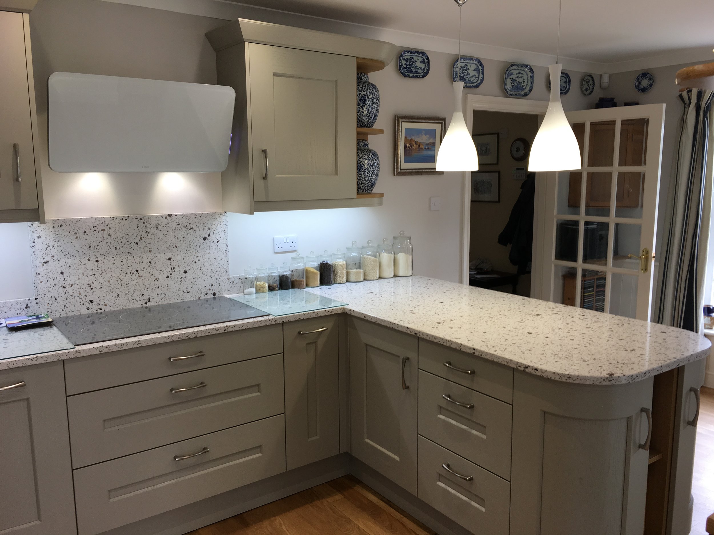Usual refinements, Silestone solid Quarts tops with Siemens Studioline Induction 5 burner hob under the Elica white glass extraction. To complete the line up we fitted the best in innovative oven tech that is the Studio-Line Siemens full size and co…