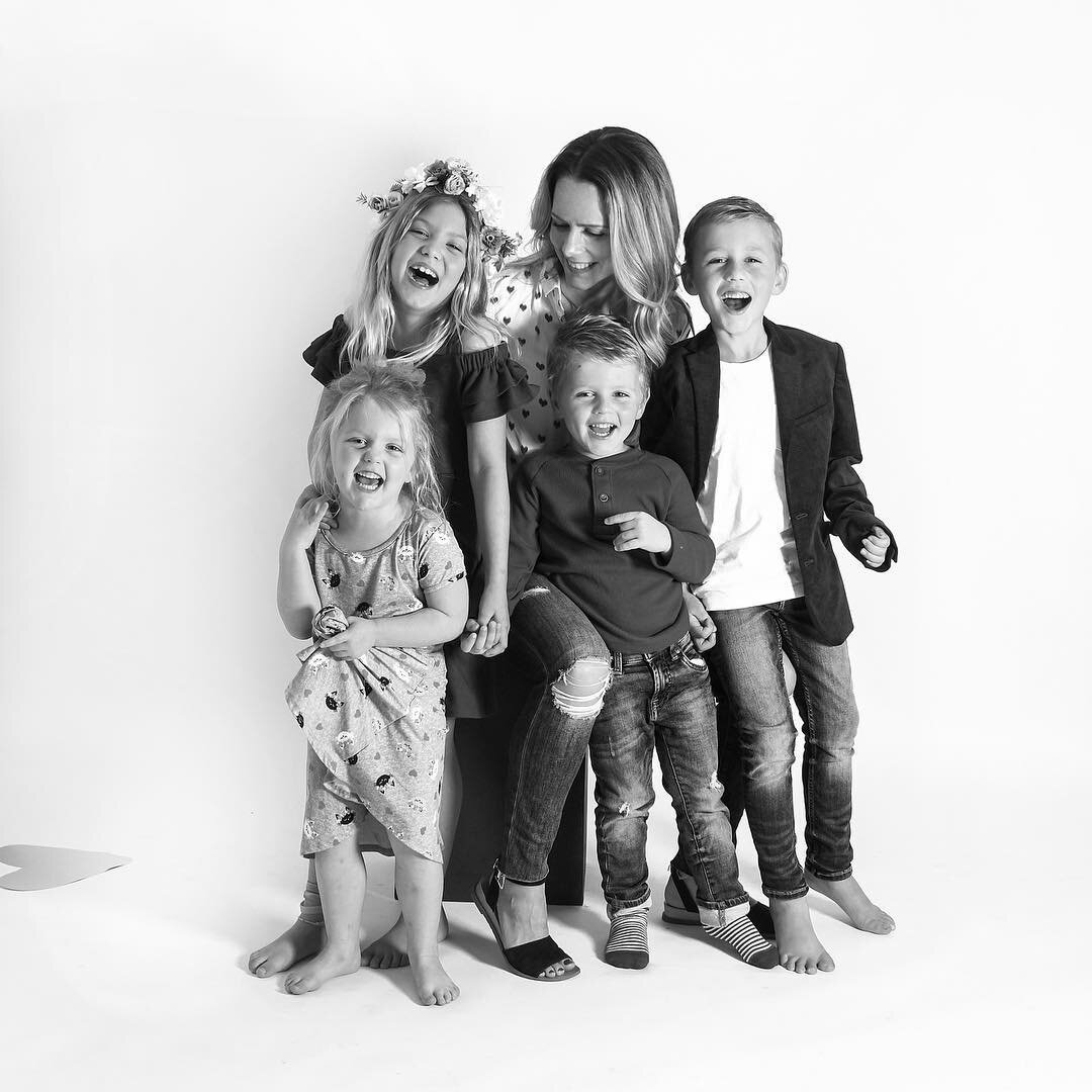 Love this candid picture of Motherhood. #prettyamazingphotography #motherhood #momslove #happykids #palmbeachfamilyphotographer
