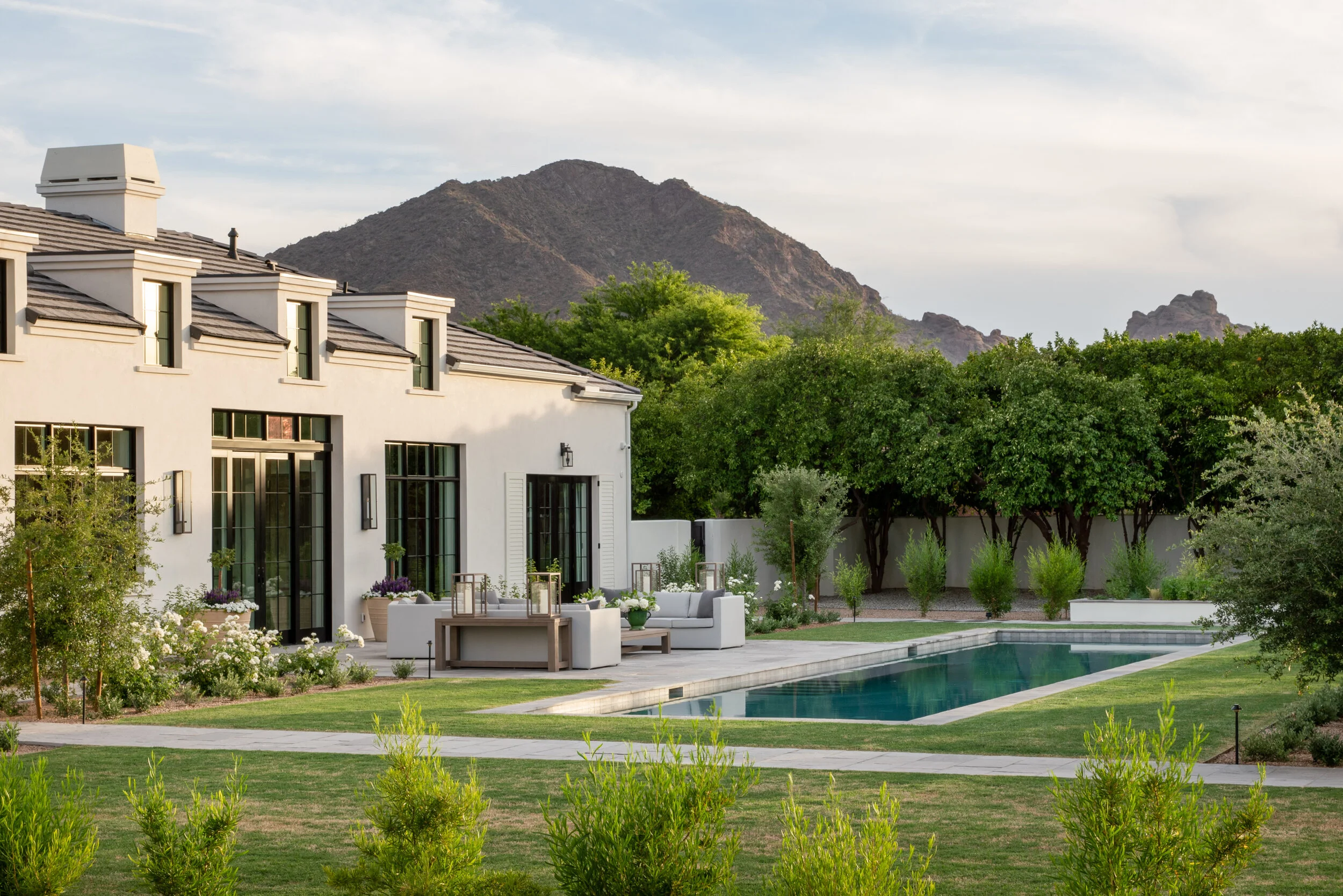 FrenchMinimal_TheRefinedGroup_DanaLyon_PhoenixArizona_OutdoorBackyard.jpg
