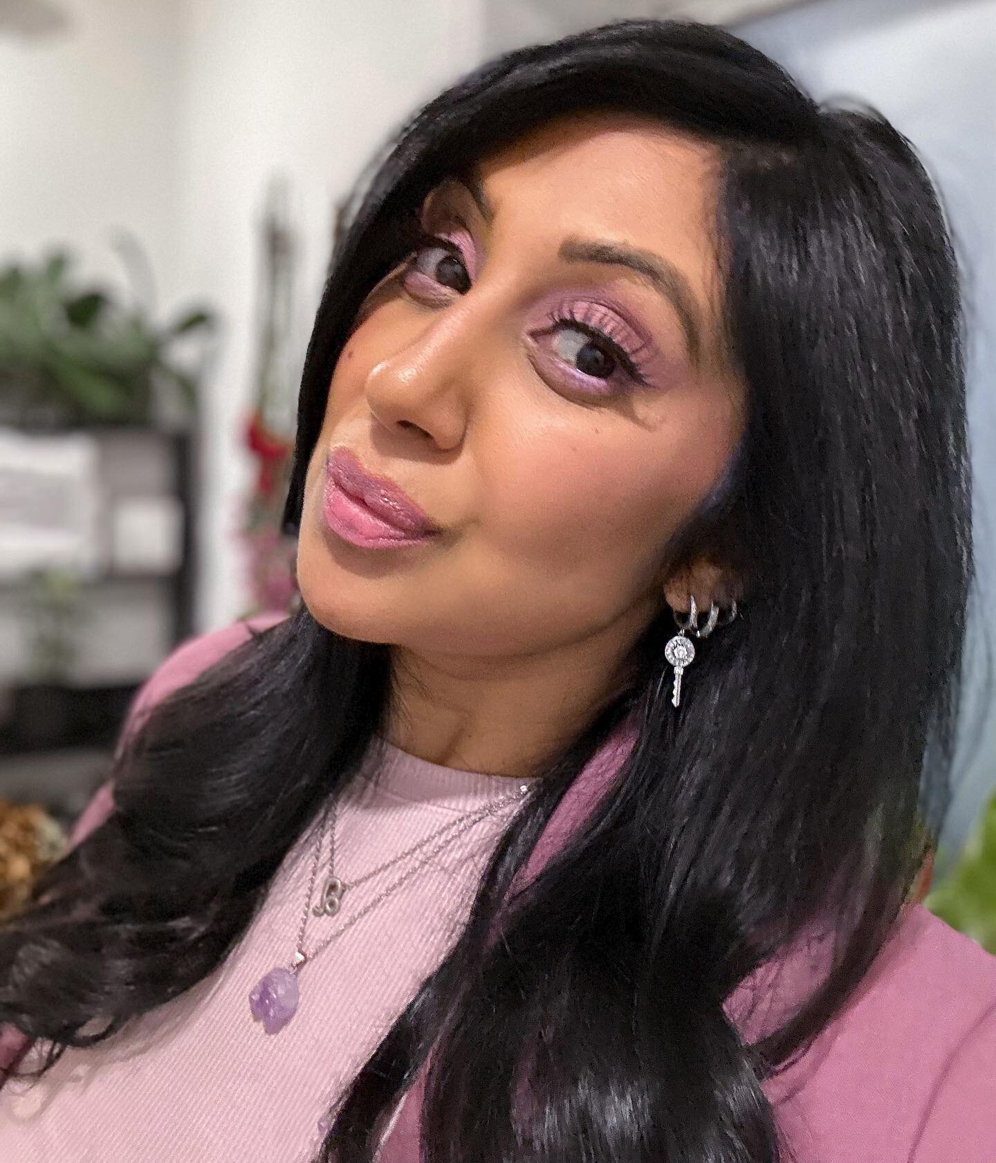 Soft glam look for Valentine&rsquo;s Day 💘 I&rsquo;m loving these mauve tones. Not your typical V-day tones but I did do a pink lip 💋 so ya I would rock this look for vday if I had plans 😂

I tried the new @urbandecaycosmetics Brow line and I real