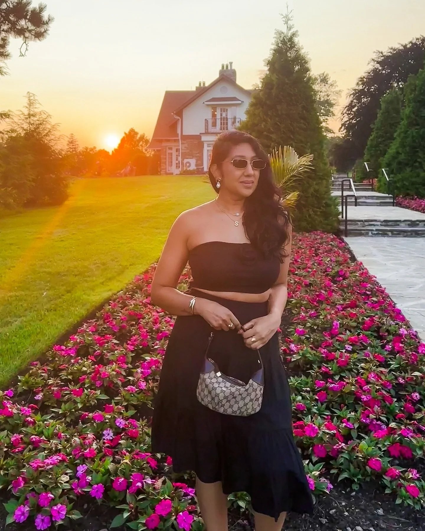 Hello! It&rsquo;s been awhile 🌸 Just popping in this week to share my weekend dump 🌷 Had a lovely date night at this beautiful garden and enjoyed the view! 🌅

Fit deets 🖤

Shoes and bag @gucci 
Top @prettylittlething 
Skirt @sheinofficial (code c