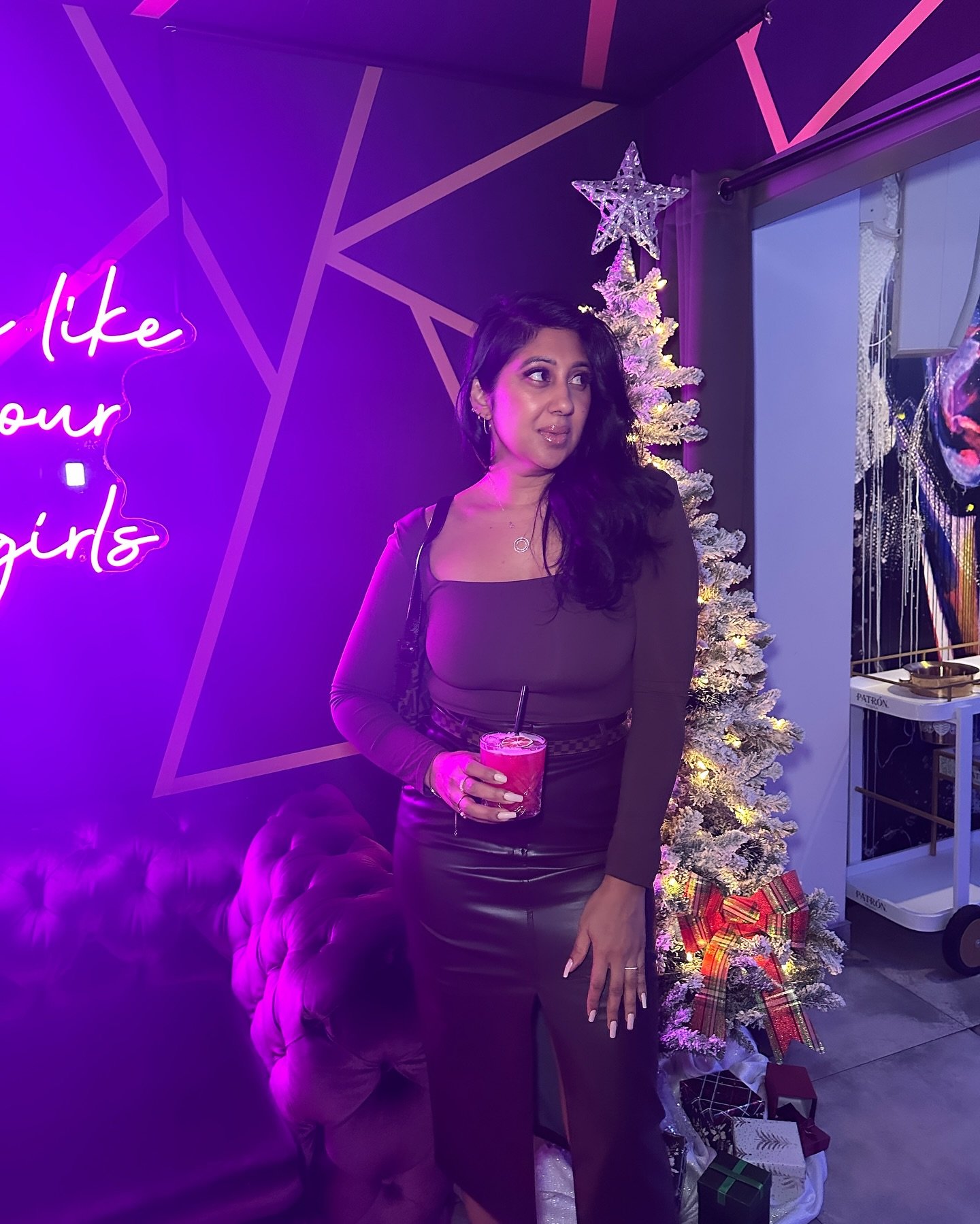 Tis&rsquo; the season! 🎄🍹

Loved the vibe at @canvasartbar 🎨

Date night outfit deets: 😊
Top: @aritzia 
Skirt: @dynamiteclothing 
Belt: @louisvuitton 
Bag: @fendi 
Boots: @aldo_shoes 

brown outfit, monochromatic fit, autumn outfit, autumn style,