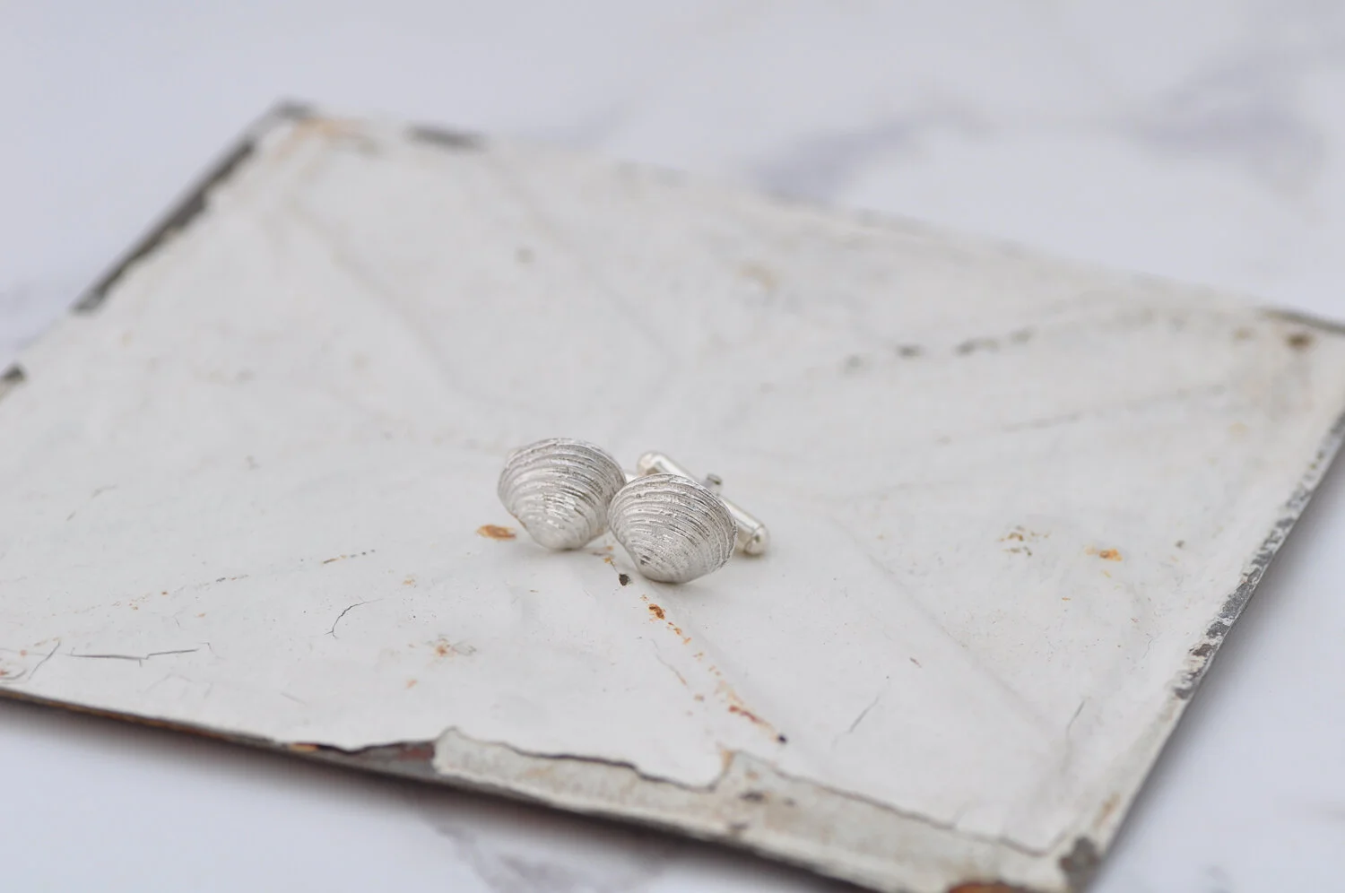 Clam shell cufflinks