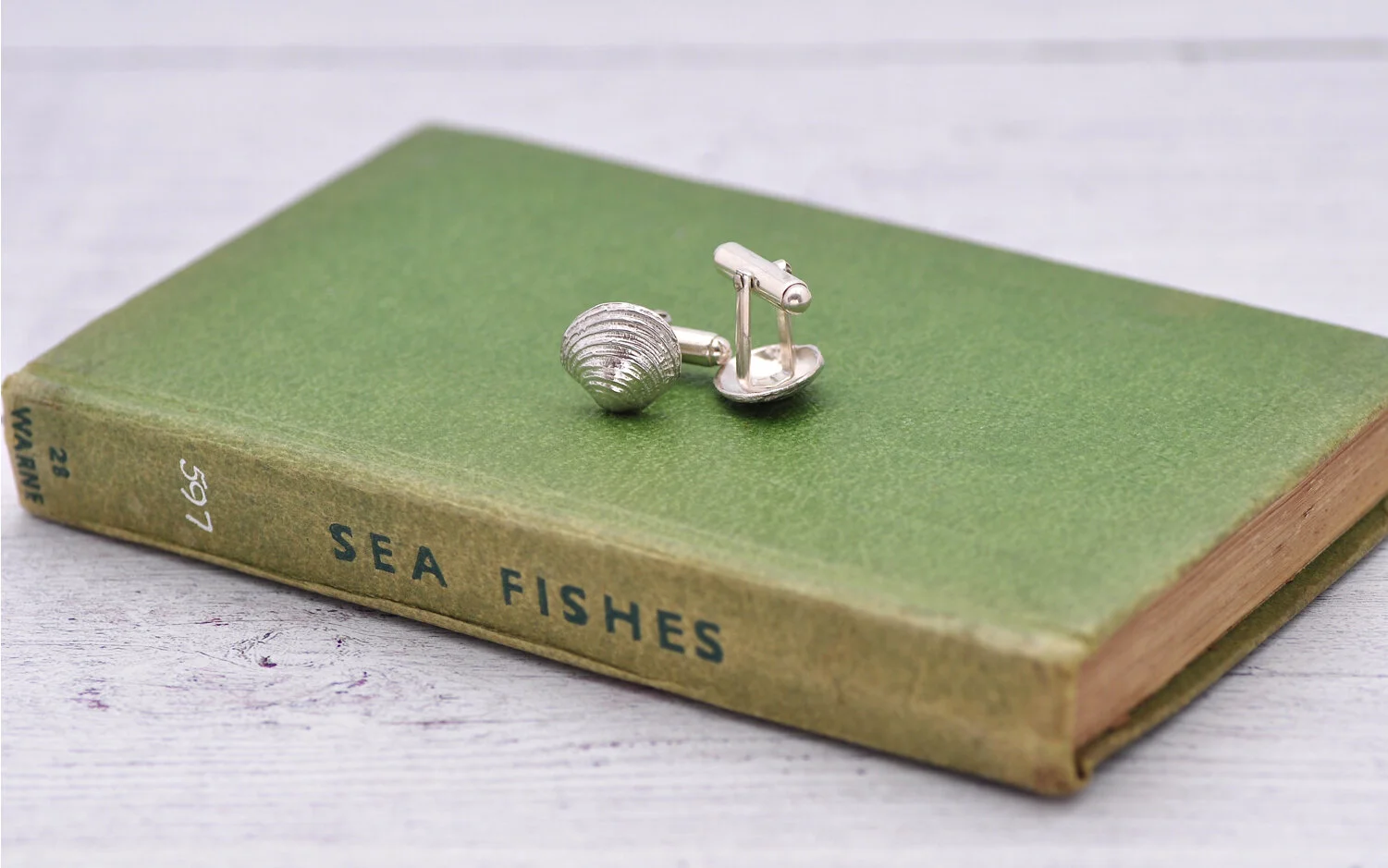 Clam shell cufflinks