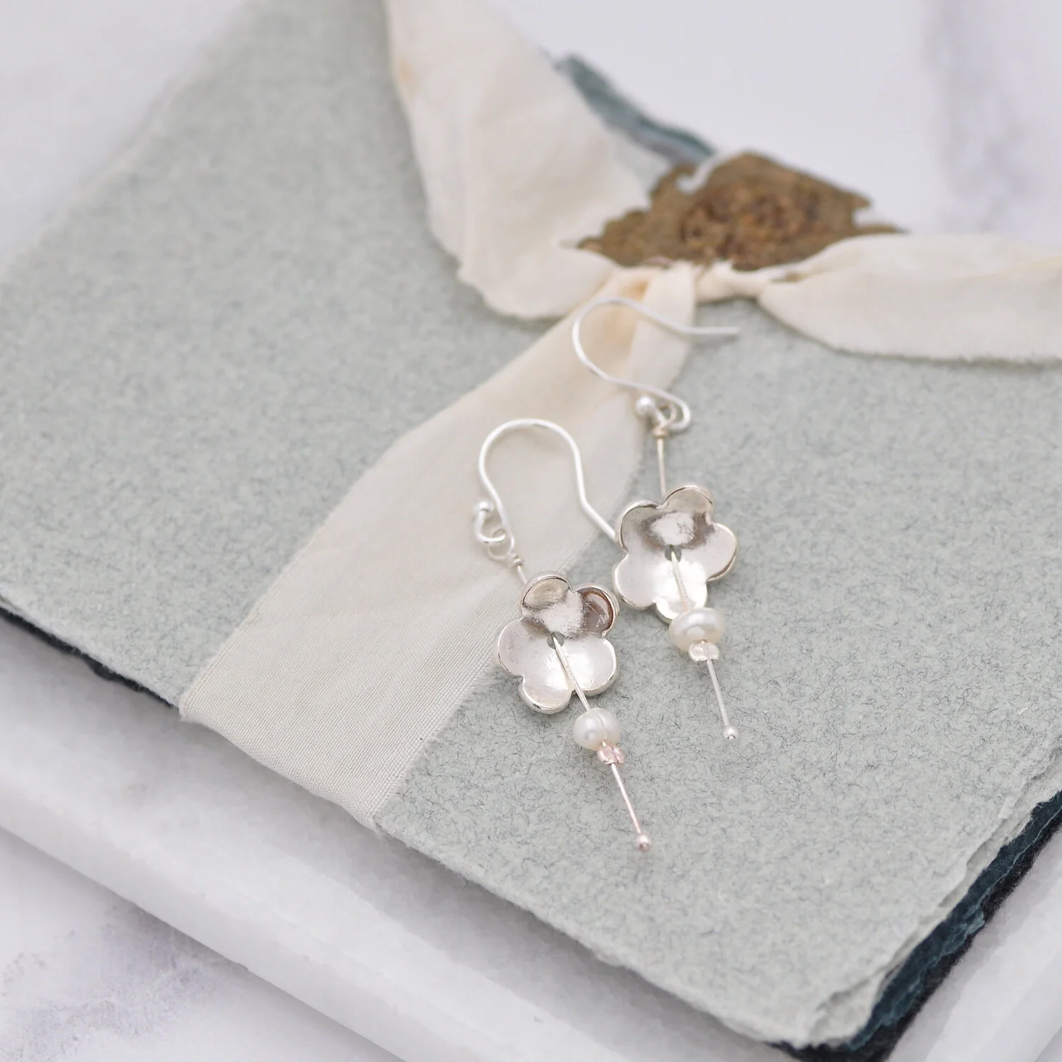 Dangly daisy earrings 1500.jpg