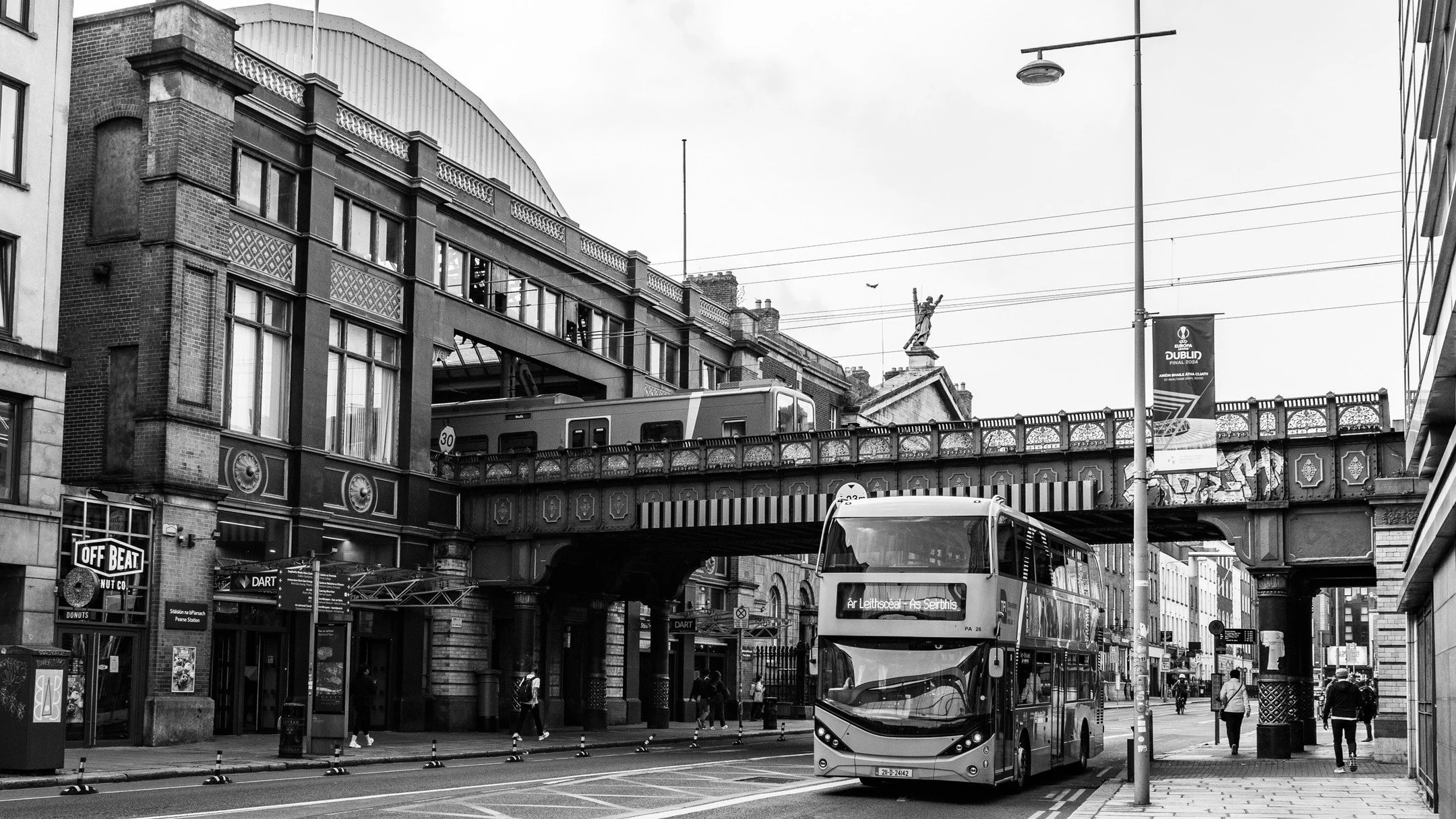 Westland Row!
.
Just timed it perfect with the Dart and a Bus. I was capturing the station and Bridge when both came along.

#dublin
#onlyinblackandwhite
#blackandwhitephotography
#blackandwhite
#bnw
#bnwdublin
#bnwireland
#bnwphotography
#blackandwh