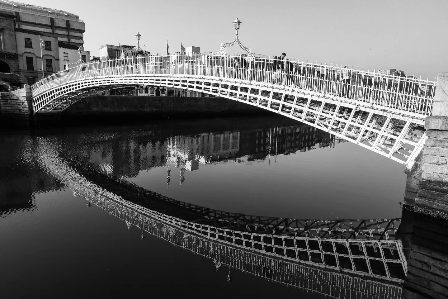 Ha'penny Bridge!
.
Early Saturday morning and still river Liffey offers a great reflection added to by the bright morning sun.
. 
#Ha''penny
#dublin
#onlyinblackandwhite
#blackandwhitephotography
#blackandwhite
#bnw
#bnwdublin
#bnwireland
#bnwphotogr