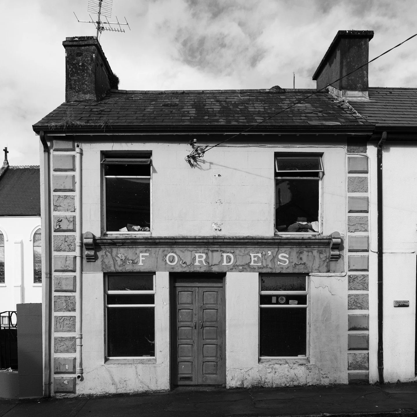 Forde's of Kiltimagh
.
So many old stores in Towns across Ireland that are long closed like Forde's.
.
#kiltimagh
#countymayo
#discovererris
#onlyinblackandwhite
#blackandwhitephotography
#blackandwhite
#bnw
#bnwireland
#bnwphotography
#blackandwhite