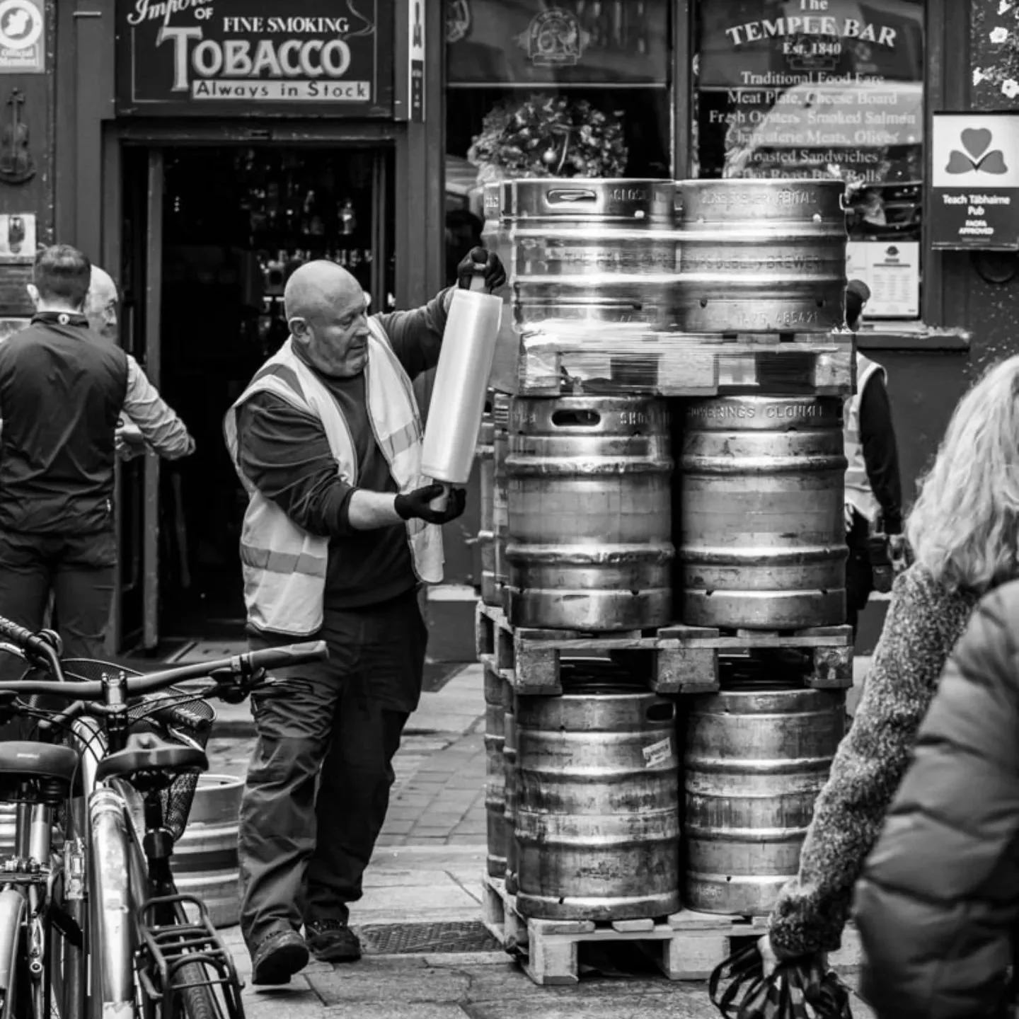 Wrap it Up!
.
#dublin
#onlyinblackandwhite
#blackandwhitephotography
#blackandwhite
#bnw
#bnwdublin
#bnwireland
#bnwphotography
#blackandwhitedublin
#blackandwhiteireland
#monochrome
#photography
#ireland
#exploringireland
#exploringdublin
#exploreir