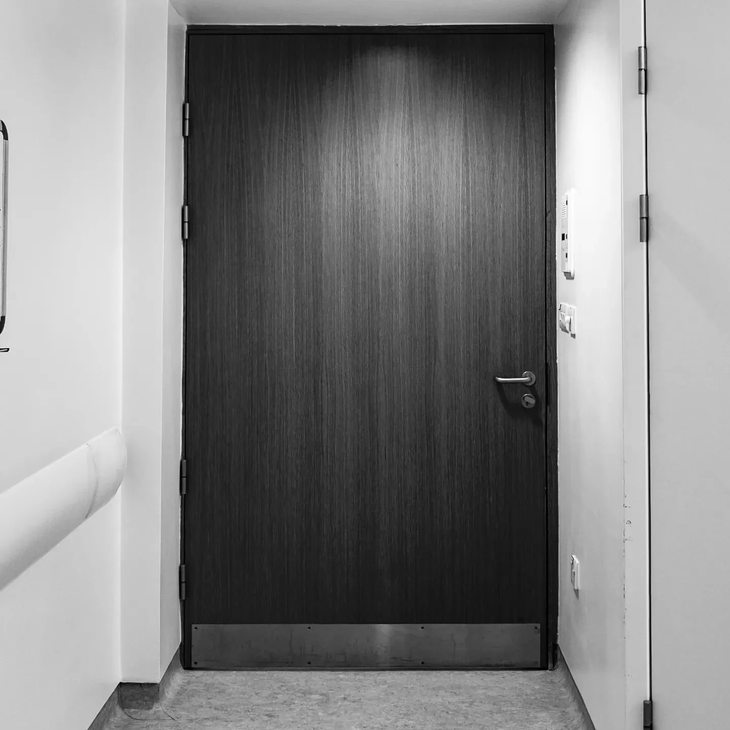 550/1000
.
A Thousand Doors
.
Some doors you pass through every day, some less often or never at all. Every door has a story behind it some we know; others make us wonder. This has given me an idea for a small project which is to capture 1000 door im