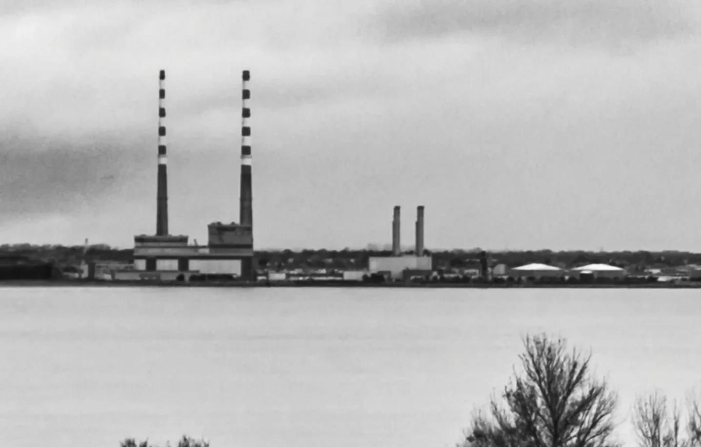 Poolbeg Power Station.
.
From my room with a View, heading home on Wednesday to start a long recovery. 
.
#dublin
#onlyinblackandwhite
#blackandwhitephotography
#blackandwhite
#bnw
#bnwdublin
#bnwireland
#bnwphotography
#blackandwhitedublin
#blackand